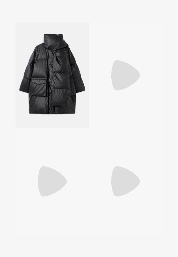 Abrigo acolchado negro con cuello alto, grandes bolsillos y un bufanda desmontable. Hecho de un material brillante y texturizado con un diseño holgado.; Camisa de botón azul claro con rayas verticales, un bolsillo en el pecho que presenta un patrón de rayas diagonales y detalles en los puños con rayas de contraste.; Vaqueros de pierna ancha en azul claro con bordes deshilachados, una cintura alta y costuras en contraste. Hechos de denim, presentan un ajuste relajado y un desgaste mínimo.; Botín de cuero negro con punta afilada, tacón de aguja delgado y textura lisa. Diseño minimalista sin hardware o acentos visibles.