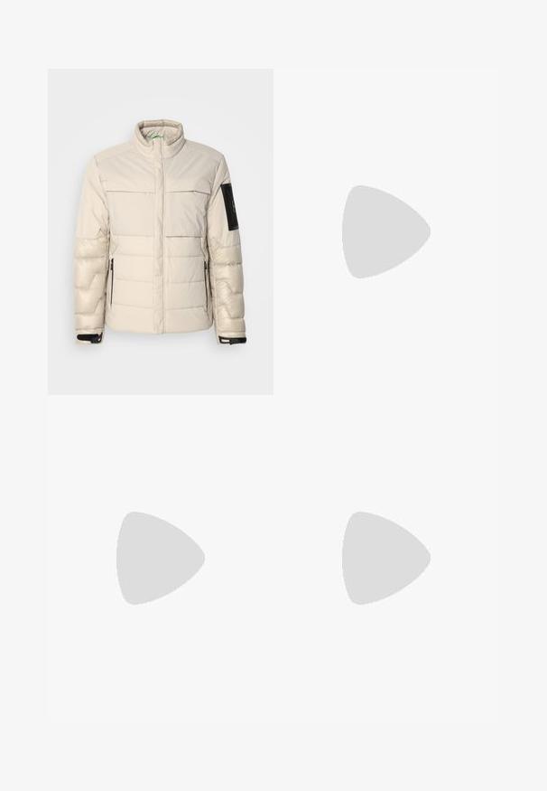 Chaqueta acolchada en beige claro con cuello alto, bolsillos laterales con cremallera y un bolsillo en la manga de color negro. Tejido suave con un sutil diseño acolchado.; BOSS TEE - Camiseta básica - open white; Jeans de mezclilla negra con corte recto, cinco bolsillos, cierre de botón y un desvanecimiento sutil, presentando un acabado de tela texturizada.; Mocasines beige claro con puntera puntiaguda, material suave, una correa a través del empeine y una suela baja marrón. Diseño simple con acentos mínimos.