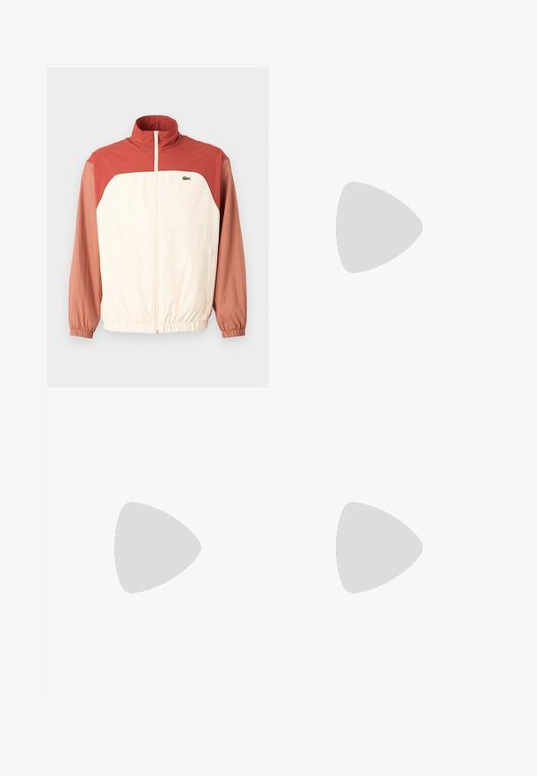 Kurtka typu windbreaker w kremowym kolorze z rękawami w czerwono-brązowym odcieniu, z zamkiem błyskawicznym z przodu, wysokim kołnierzem, elastycznymi mankietami i subtelnym akcentem logo na klatce piersiowej.; Czerwona bawełniana koszulka z krótkimi rękawami, okrągłym dekoltem i małym zielonym logo krokodyla na lewej piersi. Gładka tekstura, swobodny krój.; Czarne spodnie o prostym kroju, wykonane z gładkiego materiału. Posiadają elastyczny pas i zapięcie na guzik.; Białe i jasnobeżowe sneakersy sportowe, z siateczkową cholewką, perforowanymi detalami oraz teksturowaną podeszwą śródstopia z brandingiem na pięcie.