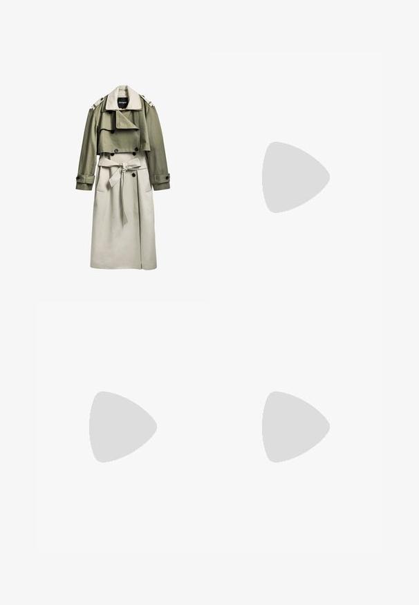 Kačkast i bež trench kaput s dvostrukim kopčanjem, remenom, skraćenom gornjom sloju i epauletima. Izrađen od glatkog materijala.; Bež bluzica s otkritim ramenima, od padajuće tkanine s blagim sjajem; u kombinaciji s visokim trapericama u svijetloplavoj boji. Glatka tekstura, opušteni kroj.; Next Kratke hlače od trapera - khaki green; Smeđa kožnata čizma do koljena s šiljatim vrhom i debelom petom srednje visine prikazana s bočne strane na bijeloj pozadini.