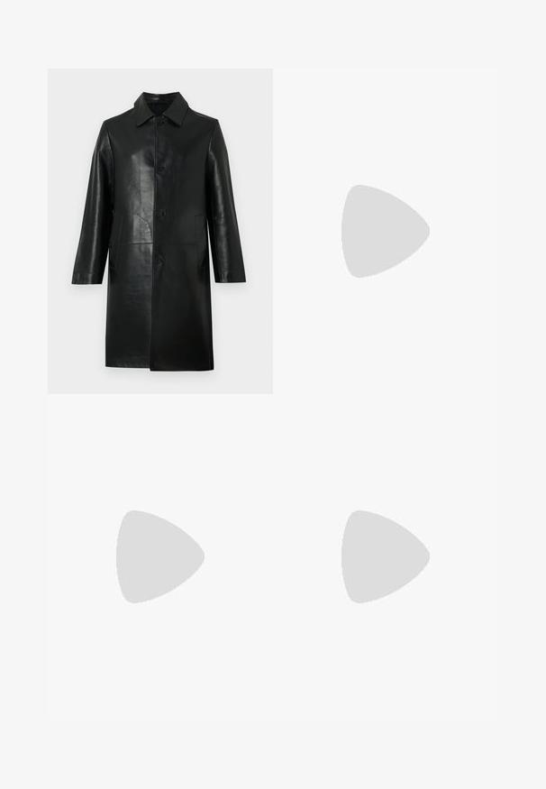 Must nahktest põlveni ulatuv nahkne mantel, millel on pikad varrukad, teravate nurkadega krae, ees nupud ja küljetaskud, taustaks hele ühtlane pind.; Heledate hallid pikad varrukad ja ümar kaelus, millel on ribadest mansetid ja allserv, ning must "J.LINDEBERG" tekst, mis on keskel rinnal.; Mustad laiad püksid, mis on valmistatud puuvillase segukanga, millel on nööbikinnitus, vöökohad ja sile tekstuur, ilma nähtavate mustriteta.; Must musta kootud slip-on king, millel on pehme nahast accent ülaserval, ümmargune varvas ja madal profiiliga kummitald.