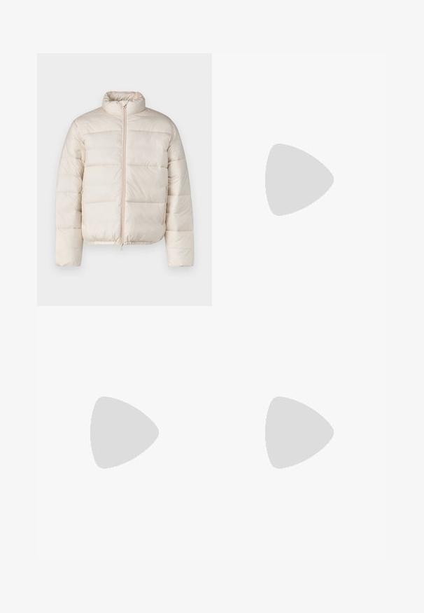 Giacca imbottita beige con colletto alto, zip frontale e motivo a quadrettoni orizzontali. Presenta due tasche laterali e bordo elastico.; Felpa blu navy con maniche lunghe, colletto rotondo, con un logo EA7 Emporio Armani in bianco e nero ben visibile sul davanti.; Jeans in denim blu chiaro con vestibilità slim, cinque tasche e design a gamba dritta. Presenta un'apertura con zip e passanti per cintura. Texture morbida.; Sneaker in pelle bianca con una finitura liscia, punta rotonda, lacci piatti e suola testurizzata. Presenta un logo discreto sul tallone.