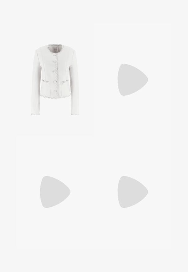 Valkoinen sovitettu takki pyöreällä kaula-aukolla, viisi nappia ja ommellut yksityiskohdat reunoilla ja taskuissa lisätekstuuria varten.; Kukkainen pusero sinivalkoisella kuosilla, lyhyet röyhelöhiha, syvä V-pääntie ja kerätty etuosa, jossa on nauhakiinnitys takana.; Valkoiset leveälahkeiset housut, joissa on sileä pinta, kahdella etutaskulla ja nappisuljennalla, suunniteltu rentoa istuvuutta varten.; Valkoiset korkokenkäsandaalit, joissa on teksturoitu hihna, joka on koristeltu timanteilla, avonainen varvasmuotoilu ja säädettävällä soljella varustettu nilkkahihna.