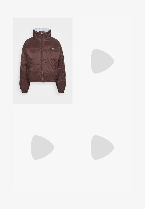 Καφέ φουσκωτό μπουφάν με κοντό σχέδιο, ψηλό γιακά, φερμουάρ μπροστά και ελαστικούς καρπούς. Το εσωτερικό διαθέτει ανοιχτό μπλε επένδυση με γεωμετρικό σχέδιο.; Κρέμα χρώματος βαμβακερή μπλούζα με κοντά μανίκια, με καμπυλωτό πράσινο γραφικό κείμενο που αναγράφει "New Balance Athletics."; Ανοιχτό μπλε παντελόνια με φαρδιά πόδια από μαλακό ύφασμα που περιλαμβάνει βαμβάκι, διαθέτοντας μπροστινές τσέπες και κουμπί στο ύψος της μέσης.; Μαύρα σουέτ αθλητικά παπούτσια με λευκές ρίγες και λεπτομέρειες, στρογγυλεμένη μύτη, εξωτερική σόλα από καουτσούκ gum, συνδυασμένα με λευκές ριμπ κάλτσες πλήρους μήκους.