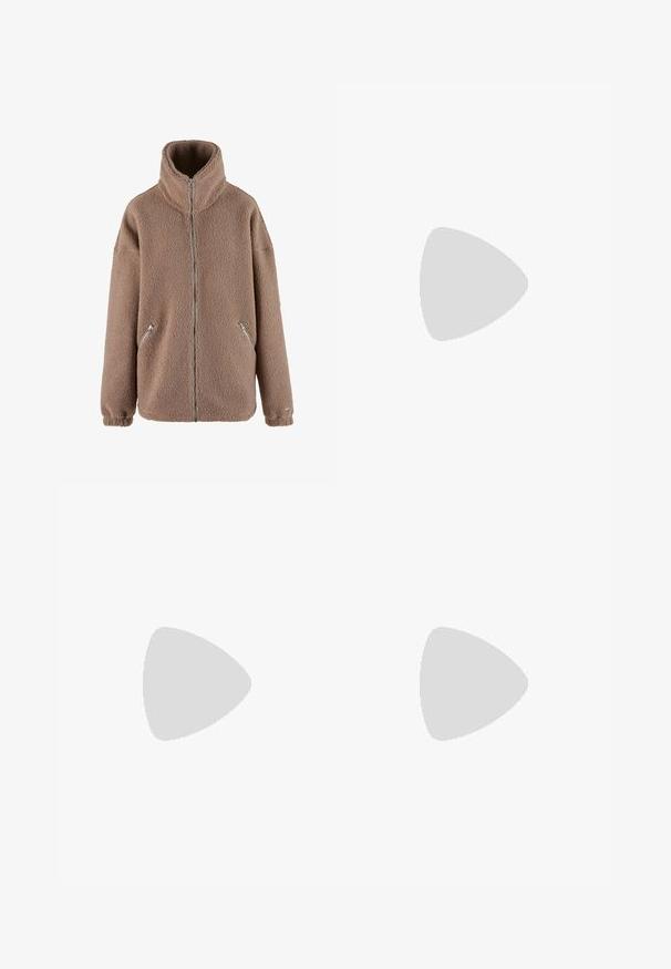 aim’n® Giacca in pile - dark clay; Top nero a coste con spalline sottili, caratterizzato da un collo rotondo e un design aderente. Tessuto morbido e elasticizzato.; Leggings cropped neri realizzati in tessuto elasticizzato, con vita alta e texture liscia, senza motivi o componenti visibili.; Nike sneakers bianchi e argento con tessuto in rete, dettagli riflettenti e suola beige. Indossati con calze nere, in piedi su una superficie blu.