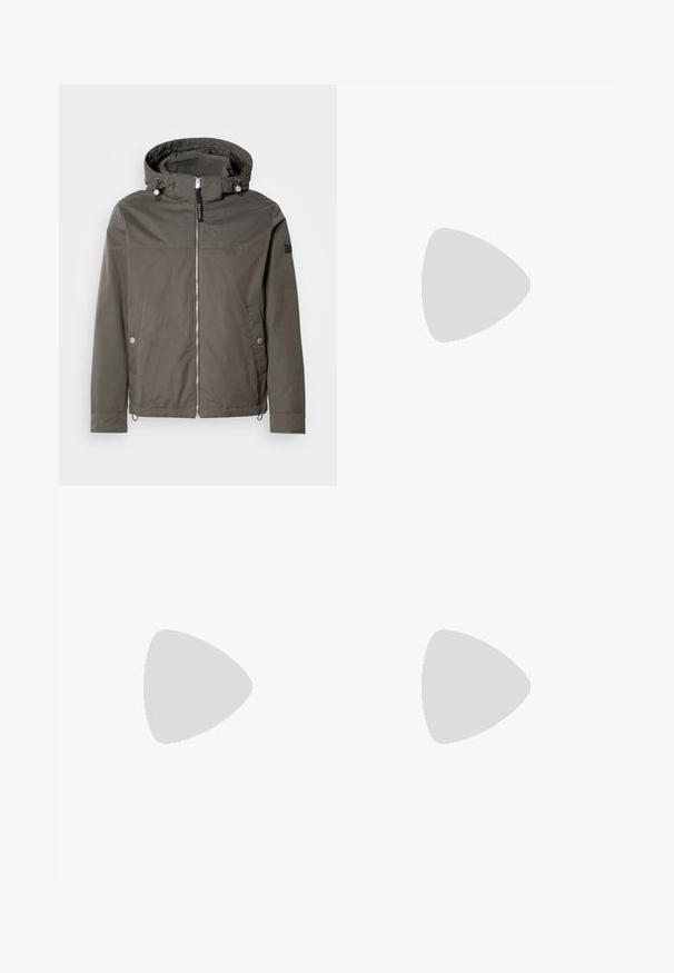 Šedá voděodolná bunda s kapucí, předním zipovým uzávěrem, dvěma bočními kapsami a stahovacími lemy. Hladká textura, minimalistický design.; Poloko v barvě teal, vyrobené z bavlny s klasickým límcem, dvoubarevným zapínáním na knoflíky a malým logem na levé straně hrudi.; Černé kalhoty rovného střihu s poutky na pásek, předním zapínáním na knoflík a bočními kapsami, vystavené na světlém pozadí.; Černá kožená nazouvací bota s hladkým svrškem, prošívanými detaily, zaoblenou špičkou a nízkým gumovým podpatkem. Podešev má minimální vzorek.