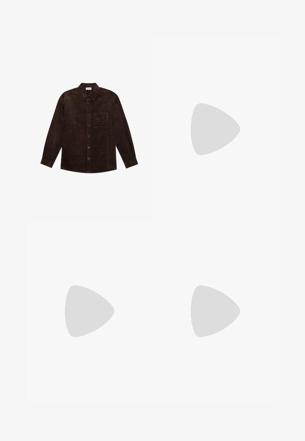 YOURTURN UNISEX - Lagana jakna - brown; Svijetložuta rebrasta majica bez rukava s izrezom u obliku ulice i širokim trakama, izrađena od mekanog materijala. Jednostavan, uski dizajn bez ukrasa.; Tamno plave široke traperice od denima, s visokim pojasom, kopčanjem na dugme i rasparanim rubom na dnu. Glatka tekstura.; Smeđi nubuk čizme do gležnjeva s šiljastim vrhom i debelim potplatom, minimalističkog dizajna i glatke teksture na bijeloj pozadini.; Tamna traper torba na rame s mekim, opuštenim oblikom, podesivim remenom i detaljima sa patentnim zatvaračem s metalnim akcentima. Logotip je vidljiv na prednjoj strani.