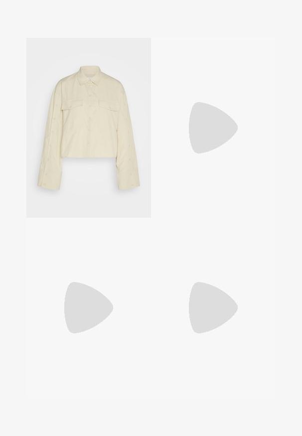 Camisa recortada de color crema en tejido ligero. Presenta un cuello de punta, dos bolsillos en el pecho y detalles de botones en los bordes de las mangas.; Polo de color azul marino hecho de un tejido suave, con cuello, mangas cortas y una tapeta de botones con un pequeño detalle de logo.; BOSS TARIYANAH - Pantalones - open white; Mocasines de cuero beige claro con un frente cosido y un tacón de plataforma negro texturizado. Presenta un diseño curvado y una ligera elevación.