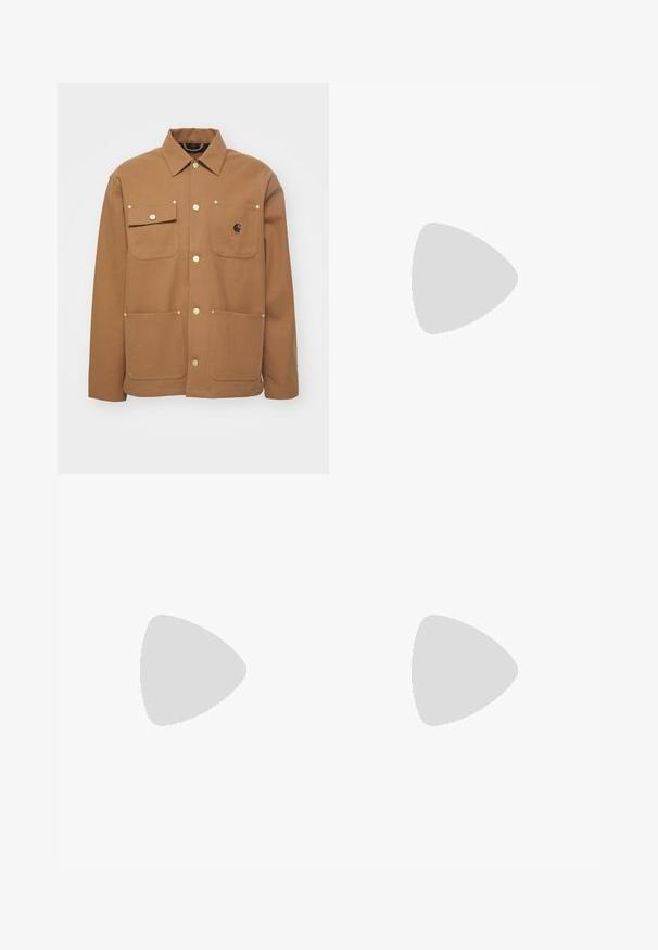 Ruskea takki, joka on valmistettu paksusta kankaasta. Takissa on kaulus, kaksi etutaskua läpillä ja kultasävyiset napit. Rinnassa on logopatch.; Vaaleansininen lyhythihainen paita, jossa on oranssien hedelmien ja vihreiden lehtien kuvio. Napitettava malli rentoa istuvuutta ja pehmeää kangasta.; Mustat farkut rentoa istuvuutta. Ominaisuuksiin kuuluu viisi taskua, etunappi kiinnitys ja ompeluyksityiskohdat. Hieman kulunut pinta.; Musta mokkanahkakengät valkoisilla kumipohjilla, joissa on nauhakiinnitys, teksturoituja yksityiskohtia ja huomaamatonta brändäystä, yhdistettynä ruskeisiin housuihin.