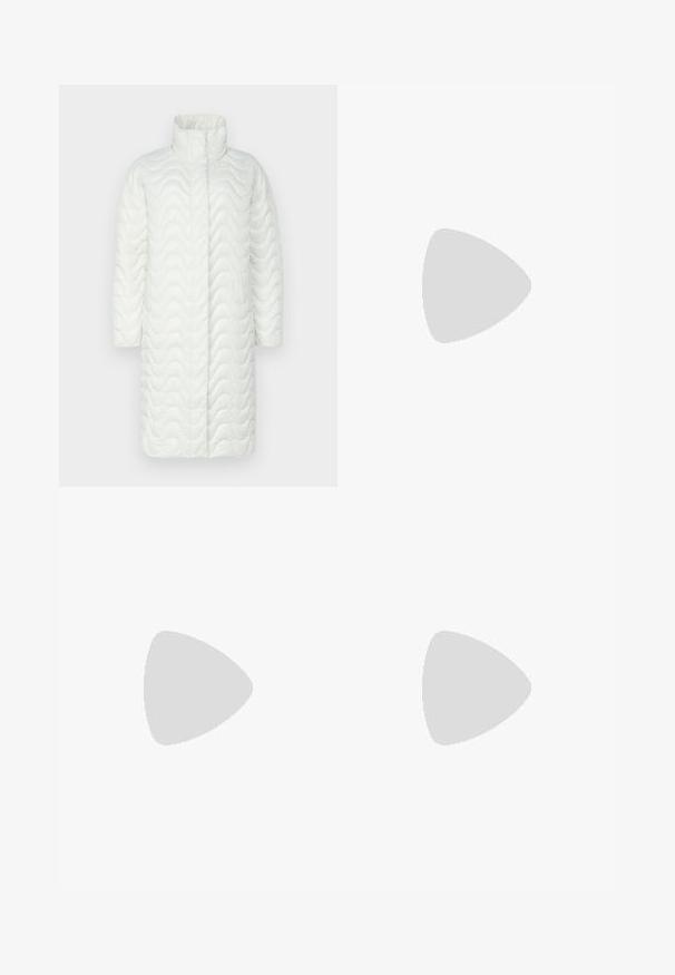 Casaco branco acolchoado com colarinho alto, apresentando uma textura ondulada, mangas longas e uma silhueta reta. Sem fechos ou bolsos visíveis.; T-shirt de algodão preta com decote redondo, mangas curtas e um pequeno logo verde bordado no lado esquerdo do peito. Design simples.; Jeans de ganga azul clara com um corte relaxado, apresentando bordados florais prateados por toda a peça e estilo padrão de cinco bolsos.; Sapatilha branca de couro com um detalhe em camurça bege. Apresenta uma ponta arredondada, atacadores planos e uma sola texturada. Logótipo da Lacoste na lateral.