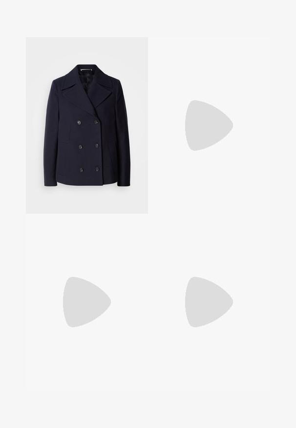 Casaco de lã azul-marinho estilo "pea coat" com design de duplo peito, grandes lapelas recortadas, botões pretos e bolsos laterais. Textura suave e corte ajustado.; T-shirt de algodão branco com um logótipo "Hugo" em cursivo e cor de rosa dourada brilhante na parte da frente. Decote redondo padrão e mangas curtas.; Calças pretas de corte ajustado, feitas de um tecido leve, com corte reto, frente lisa e passantes para cinto. Textura suave sem padrões visíveis.; Bota preta de couro até ao tornozelo com bico apontado, salto slim de altura média e detalhe em fivela prateada de lado, contra um fundo simples.