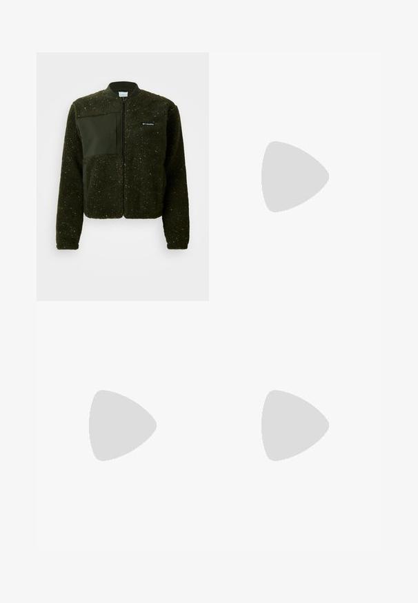 Grön fleecejacka med blixtlås fram, ribbad krage och en texturerad yta med en platt tygpatch och logotyp på bröstet.; Tre linnen i mintgrön, svart och beige; tillverkade av ribbad tyg med rund halsringning och utan ärmar. Varumärkesetikett synlig.; Blå utsvängda jeans i denim, med en ljus tvätt, fem fickor och knappstängning. Benen är vida vid fållen.; Vita och silverfärgade nät-sneakers med gröna detaljer, som bärs med lösa blå jeans, står på en grön heltäckningsmatta.