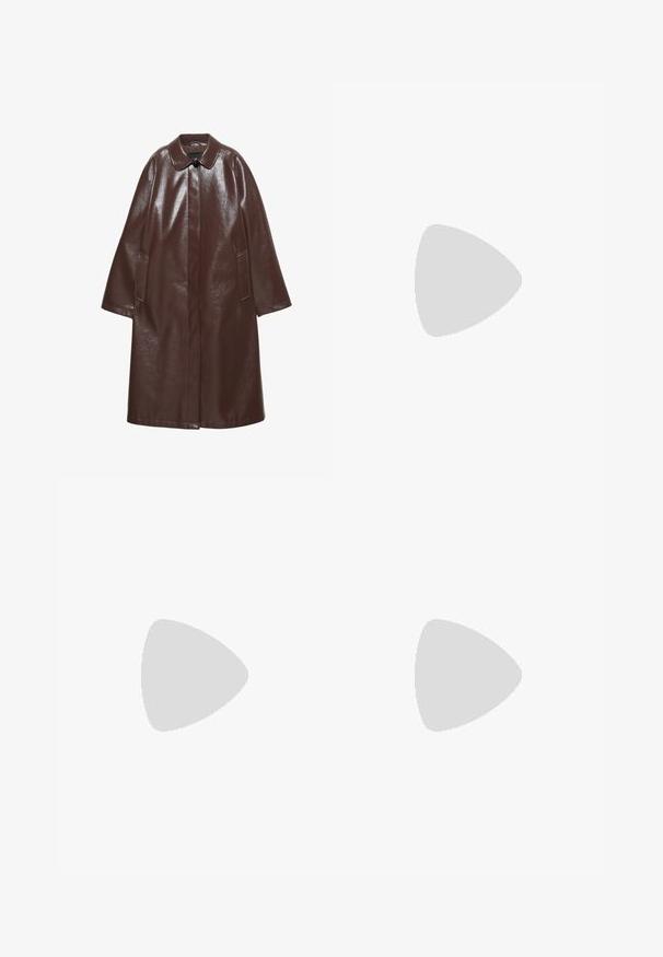 Langer dunkelbrauner Ledermantel mit spitzem Kragen, einem sichtbaren schwarzen Knopf, langen Ärmeln und zwei Seitentaschen.; Weißes Langarm-T-Shirt aus weicher Baumwolle, mit rundem Ausschnitt und Raglanärmeln, lockerer Passform und ohne sichtbare Muster.; Hellrosa weit geschnittene Jeans mit strukturierter Oberfläche, fransigem Saum und Fünf-Taschen-Design. Verfügt über einen Knopfverschluss und Gürtelschlaufen.; Burgunderfarbener Leder-High-Heel-Schuh mit spitzer Zehenform, offenen Seiten und Knöchelriemen. Verfügt über ein elegantes Design und eine glatte Textur.