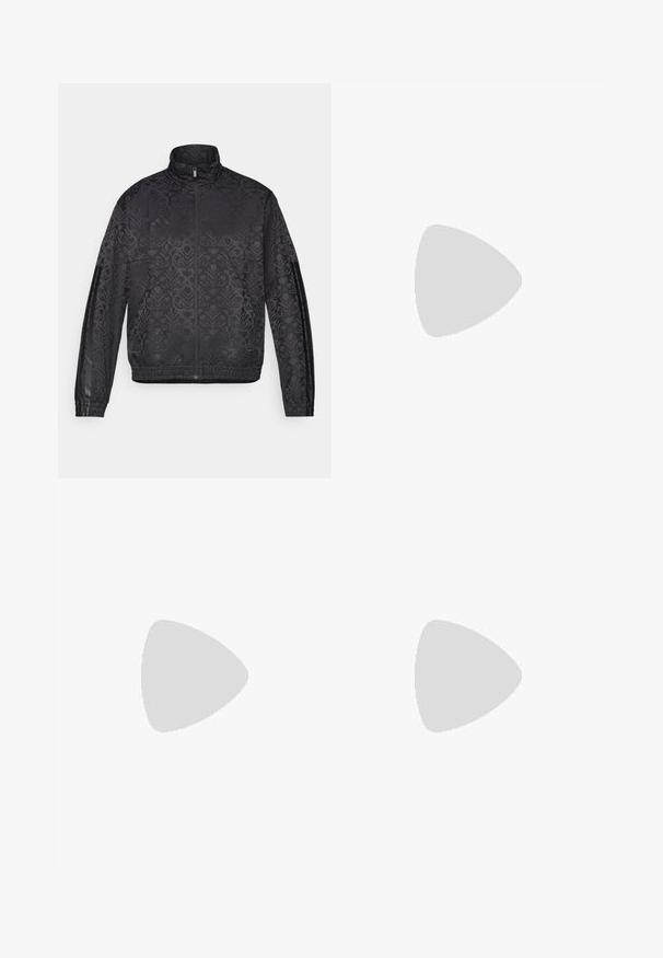 Jachetă sport neagră cu un model floral embosat, închidere cu fermoar complet, guler înalt, manșete elastice și dungi laterale contrastante.; Tricou scurt negru din bumbac, cu un logo alb Adidas pe piept, decolteu rotund și croială standard.; Pantaloni de trening negri, cu o croială relaxată, prezentând un elastic la talie și un logo geometric alb pe piciorul stâng. Textură de țesătură netedă.; Pantofi sport negri cu un exterior din plasă, vârf din cauciuc, dungi gri Adidas și talpă texturată pentru o aderență sporită.