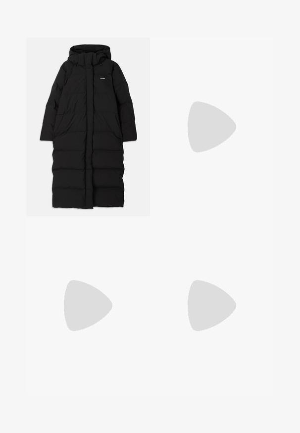 Gabardina larga negra con capucha, con un diseño acolchado, grandes bolsillos frontales y un cierre central de cremallera. Tejido liso sin patrones.; Helmut Lang Camiseta básica - optic white; Vaqueros de pierna ancha en azul claro con bordes deshilachados, una cintura alta y costuras en contraste. Hechos de denim, presentan un ajuste relajado y un desgaste mínimo.; Zapatillas de ante gris con paneles de malla, suela crema y puntera redondeada. Presentan cordones beige y perforaciones sutiles en los laterales.