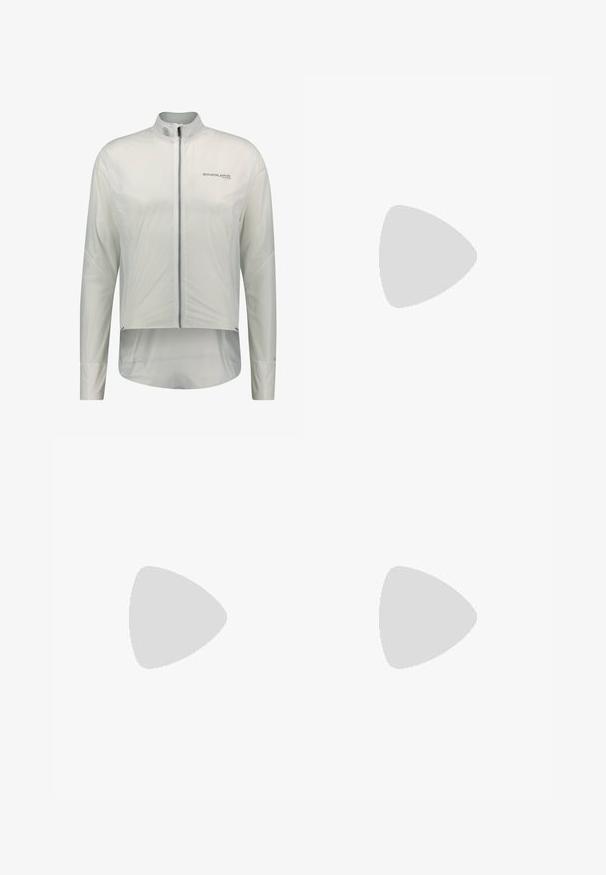 Witte windbreaker jas met lange mouwen, ritsen en een hoge kraag. Reflecterend logo op de borst en een langere achterkant. Lichtgewicht materiaal.; Zwarte korte mouwen fietsjersey met een rits aan de voorkant, gemaakt van lichtgewicht stof. Heeft een minimalistisch ontwerp met een reliëflogo op de borst.; Twee paar shorts: een olijfgroene met zakken en een gestructureerde tailleband, en een donkergrijze mesh binnenshorts die zichtbaar is eronder.; Grijze sportieve schoenen van mesh en suede, blauwe buitenzool, oranje en blauwe accenten en een gestructureerde tussenzool met een Vibram-logo.
