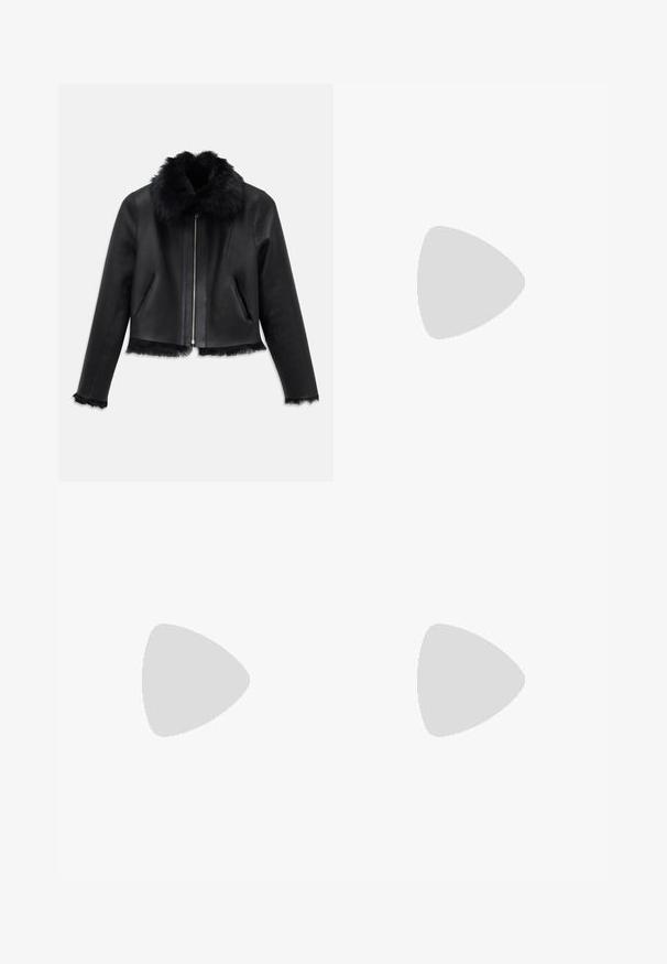 Must must nahkjope, millel on pehme must karvane ääris krael, varrukatel ja tümblil, ees lukuga ja kaks küljetaskut, laotatuna valgele taustale.; Hall hallitav hall turtleneck-sviiter pehmest kudumist, millel on pikad varrukad ja soonikkoes äär, mis tagab istuva ilme.; Mustad kunstnahast püksid kõrge vöökoht, nööp sulgemine, vöölõngad ja laienevad jalad valge taustaga.; Beez kõrge kontsaga sandaalid, millel on punutud tekstuur, dekoratiivne lilleke ja pahkluu rihm. Ruudukujuline konts tagab stabiilsuse.