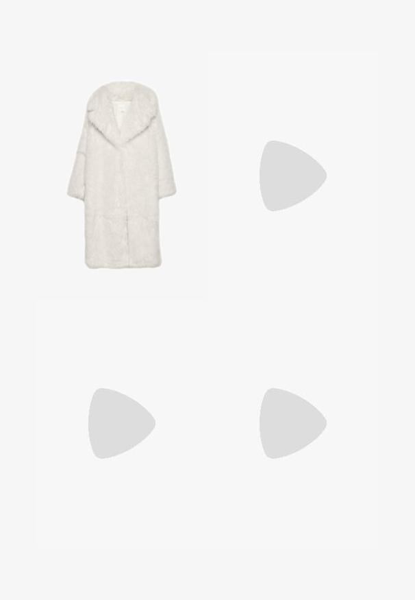 Biely kabát z umelého kožúšku so širokým golierom, trojštvrťovými rukávmi a mäkkým, textúrovaným povrchom. Má rovný strih a otvorený predný dizajn.; Biele bezrukávové tričko s okrúhlym výstrihom, ktoré má jemnú textúru, detail s kľúčovou dierkou na chrbte a rovný lem.; Ružová kožená mini sukňa s hladkou textúrou, čistými líniami a minimálnym detaily. Obsahuje centrálny zadný šev pre štruktúru.; Biele sandále na vysokom opätku s hrubým podpätkom, s pruhovaným dizajnom a viazaním na členku. Hladký povrch s platformou vpredu pre zvýšenú výšku.