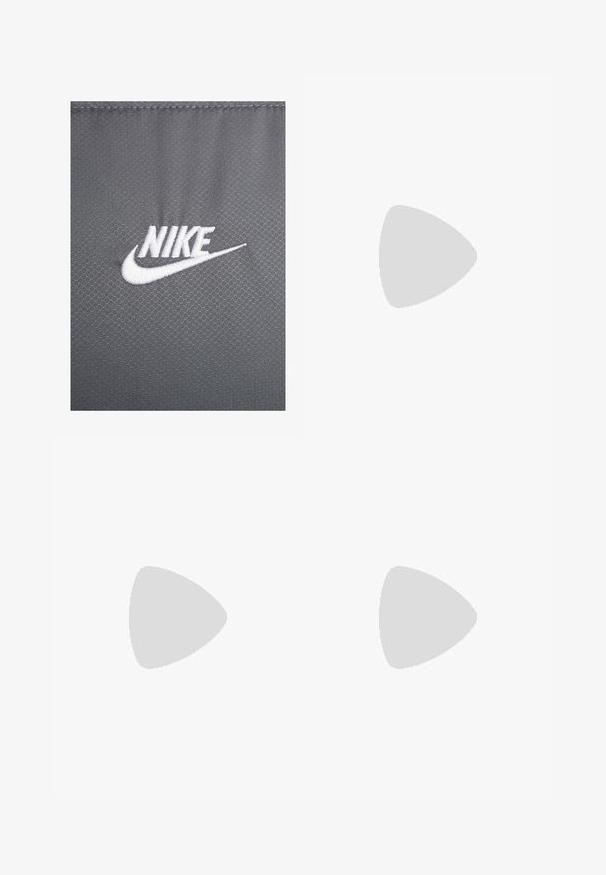 Harmaa teksturoitu kangas, jossa on kuusikulmainen kuvio, ja siinä on valkoinen brodeerattu Nike-logo, joka on swoosh-muotoilu.; Harmaa lyhythihainen T-paita, joka on valmistettu puuvillasta. Paidassa on musta Nike-logo rinnassa ja pyöreä kaula-aukko. Minimalistinen muotoilu ilman kuvioita.; Beige cargo-housut kevyestä puuvillamateriaaliesta. Omistaa elastiset hihnat, useita sivutaskuja ja nappisuljin.; Valkoinen puuvillapaita, jossa on punainen Nike SB -logo, harmaat cargo-housut taskuilla ja musta kutsuvapaita, jossa on valkoinen teksti, yhdistettynä beigeihin lenkkikenkiin.