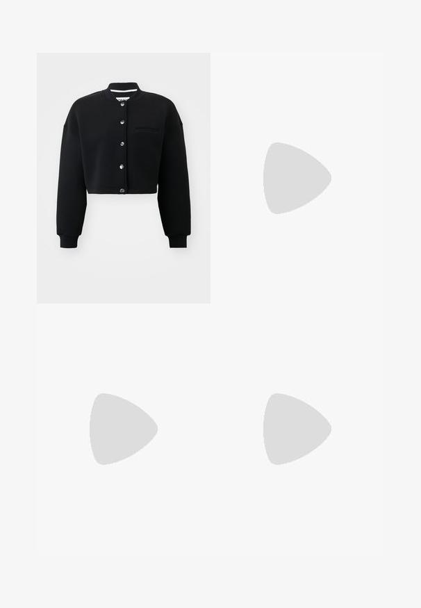 Czarna, krótka bluzka z okrągłym dekoltem, srebrnymi napami oraz kieszenią z przodu. Wykonana z miękkiego materiału z prążkowanymi mankietami.; Biała bluzka z długim rękawem, wykonana z prążkowanej tkaniny, z okrągłym dekoltem i zapięciem na guziki. Dopasowany krój z delikatną teksturą.; Czarny body z długim rękawem i wysokim dekoltem, wykonane z gładkiego materiału na torsie oraz przejrzystych siateczkowych rękawach, zaprojektowane w dopasowanym kształcie.; Jeansy z wysokim stanem w ciemnoniebieskim kolorze, z rozszerzanymi nogawkami, zapinane na guzik i zamek, z pięcioma kieszeniami.; Czarne zamszowe sneakersy z białymi akcentami, płaskimi sznurowadłami i brązową gumową podeszwą. Posiadają logo z boku oraz teksturowaną cholewkę dla lepszej przyczepności.