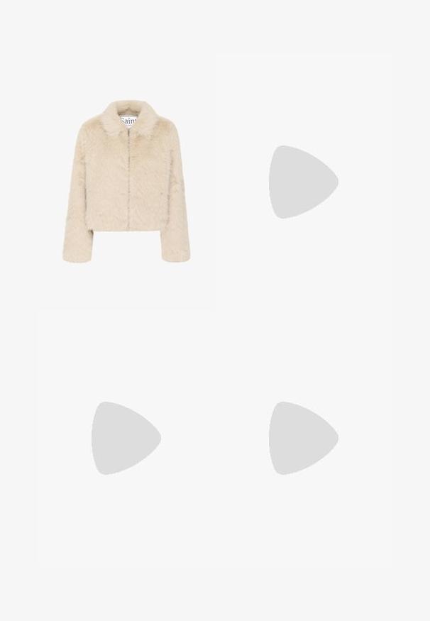 Saint Tropez ZASELINE - Winterjas - creme; Roze lange mouw cropped top met een vierkante halslijn, gemaakt van zachte stof, met een aansluitend ontwerp en een gladde textuur.; Wollen mini-jurk met een zwart-wit houndstooth patroon, rechte snit met een lichte asymmetrische zoom en textuurstof.; Zwarte patenten leren enkelboot met een chunky zool, gele stiksels, zijrits en ronde neus. Bevat zes oogjes voor veters.