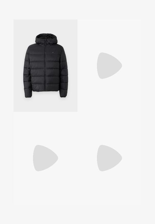 Tommy Hilfiger HOODED JACKET - Mezisezónní bunda  - black; Černé bavlněné tričko se bílým a barevným logem "TOMMY HILFIGER" s menším textem "NEW YORK" a "1985" níže. Krátké rukávy, kulatý výstřih.; Tmavě modré džíny z denimu s vybledlým omytem, rovný střih, kontrastní švy, pět kapes a zapínání na knoflík v pase.; Černé kotníkové tenisky s hladkým syntetickým svrchním materiálem, kulatou špičkou, plochou podrážkou a malým červeno-bílo-modrým detailem na boku.