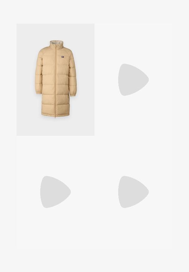 Manteau long beige en doudoune avec un col haut, fermeture éclair et poignets élastiqués. Offre un motif matelassé pour l'isolation et la chaleur.; Sweat à capuche vert olive avec une finition texturée, poche kangourou à l'avant et poignets et ourlet côtelés. Dispose d'un cordon de serrage pour ajuster la capuche.; Pantalons khaki, en mélange de coton, coupe droite, plis avant, passants de ceinture et fermeture à bouton. Texture lisse sans motifs.; Baskets en toile bleue avec des lacets blancs et des semelles en caoutchouc, présentées avec un pantalon en denim et des chaussettes côtelées grises, sur une surface gris clair.