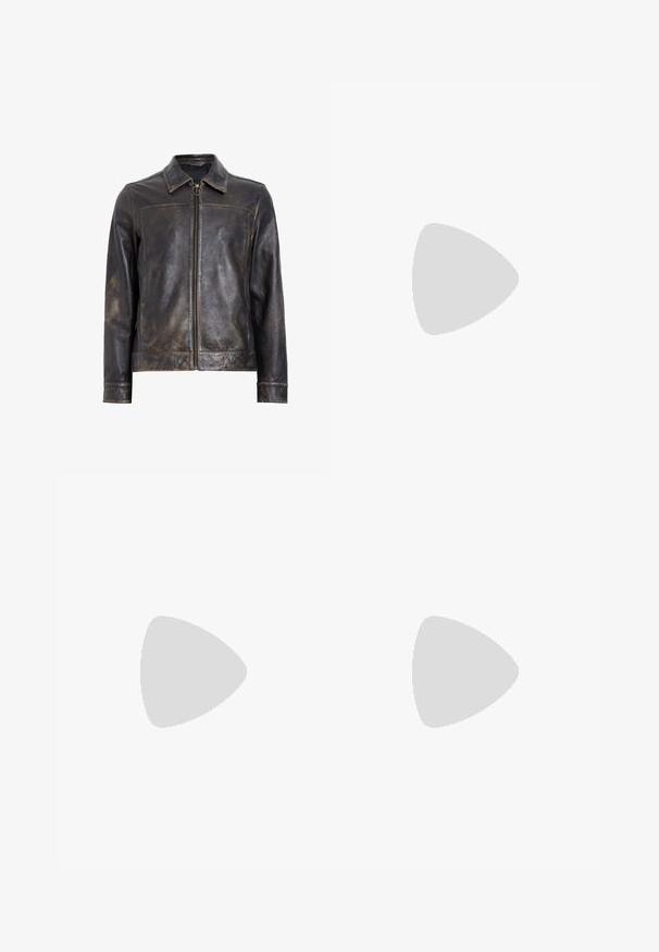 Veste en cuir noir avec fermeture éclair, col montant et texture légèrement usée. Présente un accent en métal circulaire sur la fermeture éclair.; T-shirt blanc à manches longues en coton doux. Encolure ronde avec des ourlets droits et sans motifs ni graphiques visibles.; Jean en denim gris avec une coupe droite, design à cinq poches et fermeture à bouton. Présente un dégradé subtil et des coutures ton sur ton.; Bottine noire en cuir avec finition texturée, bout rond et semelle en caoutchouc basse. Design simple sans quincaillerie visible ni embellissements.
