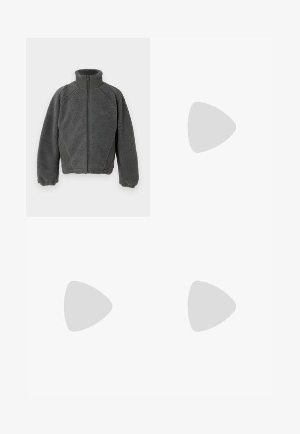 Halli hallitusjakk, millel on kõrge krae, lukuga ees ja raglanvarrukad. Pehme, tekstureeritud kangas, millel on külgedel heledam hall paneel.; Must tokk T-särk mustas, ümar kaelus, lühikesed varrukad ja ristkülikukujuline valge sildil, millel on numbrid ja graafiline disain.; Mustad mustad püksid elastse vöökoha ja paelaga. Kihtide külgedel on taskud ja elastsed mansetid, valmistatud pehmest kangast.; Must musta libisemisega king, millel on terav varvas, sile tekstuur ja tagasihoidlik bränding küljel. Madal konts puhta ja minimalistliku disainiga.