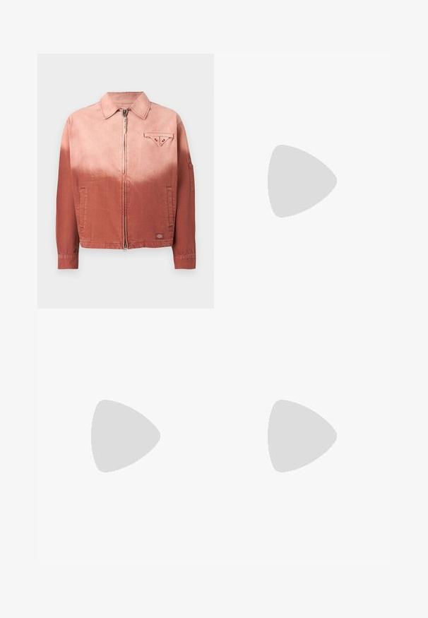 Jachetă din denim cu un gradient de piersici la rugină. Are un fermoar frontal, un guler ascuțit și o buzunar pe piept cu o clapetă triangulară.; Hanorac Nike de culoare bej, cu guler rotund, mâneci lungi și un logo alb pe piept. Materialul pare moale, cu o textură netedă.; Pantaloni din bumbac bej, cu un design drept, cinci buzunare și accente din metal. Textură netedă cu detalii minime de cusătură.; Adidașii Nike Air Max 90, în nuanțe de bej și negru, sunt realizați din materiale din plasă și piele, cu amortizare vizibilă și șireturi negre.