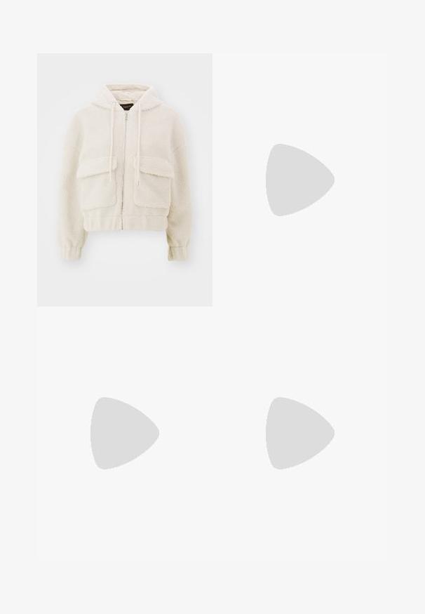 Hoodie raccourci en crème, fabriqué en polaire texturée. Comprend une fermeture éclair à l'avant, deux grandes poches à patch et des cordons de serrage au niveau de la capuche.; Trois hauts à manches longues empilés : noir, gris et blanc. Chacun a un col rond et un design court avec un tissu lisse et léger.; Jeans en denim bleu clair à large jambe, avec une taille mi-haute, cinq poches et une fermeture à bouton avec un accent métallique fin.; Bottines blanches à la cheville avec une finition douce et texturée, dotées d'une semelle en caoutchouc épaisse et d'une forme sculptée pour un design moderne.