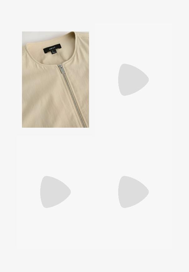Giacca beige con scollatura rotonda e zip argento. Realizzata in tessuto liscio, presenta una leggera lucentezza. L'etichetta riporta "NEXT."; Abito bianco con maniche corte trasparenti, scollatura a V, corpino decorato e gonna fluida con pois e texture a strati.; Scarpa col tacco alto in pelle bianca con punta affusolata, cinturino alla caviglia e tacco a stiletto sottile. Texture liscia con una finitura leggermente lucida.; Cult Gaia UBAH - Pochette - wheat
