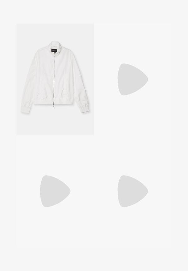 Witte lichtgewicht jas met een staande kraag, ritssluiting aan de voorkant, elastische manchetten en zijzakken. Vlotte stof met een subtiele glans.; Zwarte longsleeve trui met een witte kraag, twee knopen, geribbelde manchetten en zoom, en een klein wit logo op de linkerborst.; Marineblauwe broeken van katoen, met een recht model, een sluiting met een knoop aan de voorkant en een klassieke tailleband met riemlussen.; Witte leren sneakers met een minimalistisch design, een gestructureerde bovenkant en een ronde neus. Voorzien van een rubberen zool en discreet merklogo op de hiel.