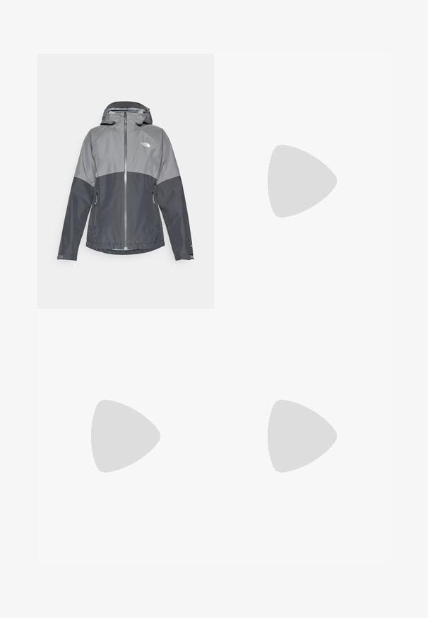 Grå vattentät jacka med huva, har en tvåfärgad design, dragkedja fram och två sidofickor, tillverkad av mjukt, lätt material.; Vit bomullströja med korta ärmar, rund halsringning, avslappnad passform, bärs med gröna shorts. Slät textur, inga synliga mönster eller detaljer.; Svarta shorts av mjukt material, med elastisk midja och snörning, sidofickor samt en enkel, strömlinjeformad design.; Svart träningsskor med ovandel i mesh, vadderad vit mellansula och den iögonfallande HOKA-logotypen tydligt visad på sidan. Minimalistisk design och rund form.