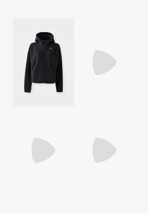 Melna vilnas jaka ar kapuci, ar rāvējslēdzēju priekšā un izšūtu baltu Nike logo kreisajā krūtī. Iezīmējas ar saīsinātu siluetu.; Balts ribots sporta krūšturis ar izgrieztu dekoltē, īsu dizainu un mazu logo uz sāniem. Izgatavots no elastīga, teksturēta materiāla.; Melnas, platajās sporta bikses ar elastīgu jostu. Izgatavotas no gludas, elastīgas auduma, ar viegli pamanāmiem priekšējiem šuvēm un bez kabatām.; Melna āda un sintētiska materiāla sporta apavi ar baltu Nike logo, gumijas zole, apaļa purngala forma un melni šņores. Redzamas ribotas baltas zeķes.