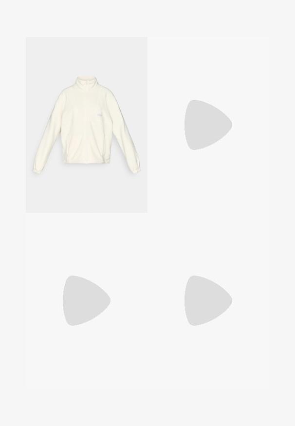 Balta fleeces jaka ar augstu apkakli, pilnu rāvējslēdzi un divām sānu kabatām. Priekšpusē redzams gaišs logo uz krūtīm un elastīgi aproces.; Melna garām piedurknēm, īsā topā, izgatavots no gludas auduma. Tam ir apaļa kakla izgriezums un pieguļošs siluets ar smalkām apakšmalu šuvēm.; Melnas sporta bikses ar augstu jostasvietu. Izgatavotas no gludas, elastīgas auduma ar izplešanos kājām un minimālām šuvju detaļām.; Melna sporta apavi ar gumijas zoli, sarkans "CXT2" marķējums uz šņorēm un "TYR" logo, novietoti uz gaiši pelēka sporta laukuma grīdas.