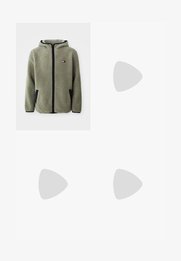 Fleecejakke i afdæmpet grøn med hætte, lynlås og sorte detaljer på lommer og manchetter. Lille logopatch på brystet.; Hvid bomulds t-shirt med rund hals og korte ærmer. Har et lille sort Lacoste-logo på venstre side af brystet.; Hvide træningsbukser med mørkegrønne sidelæg. Letvægtsmateriale, elastisk talje og manchetter ved benene. Har mesh-struktur på sidelæggene.; Hvide sneakers med grønne accenter, lavet af ruskind og læder, rund tå, tekstureret ydersål og broderet logo på siden og tungen.