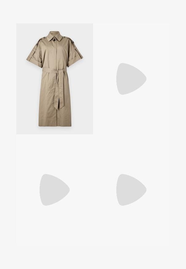 Beżowa bawełniana sukienka z kołnierzykiem, krótkimi rękawami, paskiem w talii i guzikami na ramionach. Posiada rozcięcie z przodu.; Biała koszula z długim rękawem, wykonana z bawełny, z kołnierzykiem zapinanym na guziki, kieszenią na froncie oraz zaokrąglonym dołem. Gładka faktura i klasyczny design.; Czarne dżinsy o wysokim stanem, proste nogawki, przednie kieszenie i metalowe zapięcie. Gładka tekstura i minimalistyczny design.; Czarny skórzany trencz z guzikami i detalem pasa, w połączeniu z jasnobrązowymi dopasowanymi spodniami i czarnymi loafersami, siedzący na drewnianym stołku.; Brązowa torebka z zamszu o uporządkowanej konstrukcji, z podwójnymi uchwytami i odpinanym skórzanym paskiem na ramię. Dodatki w srebrnym kolorze.
