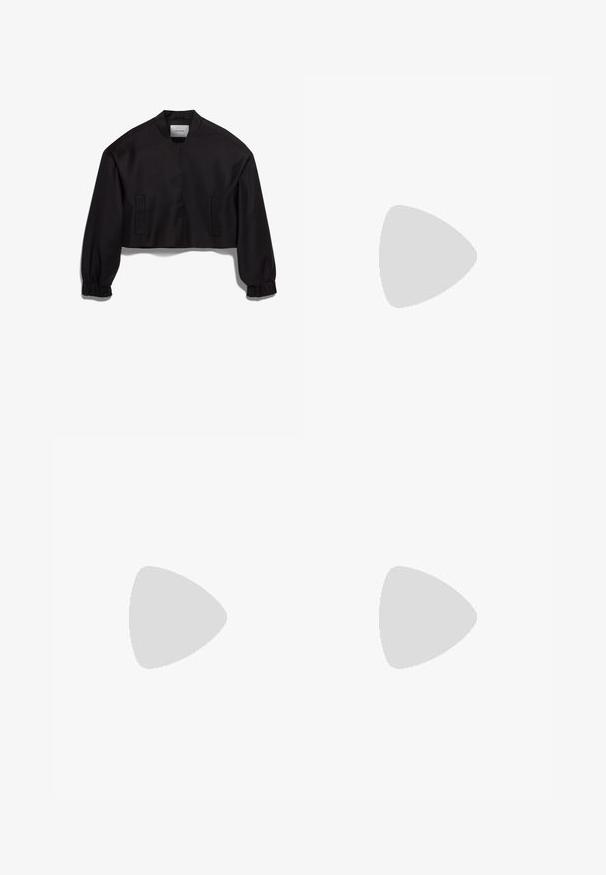 Jachetă scurtă neagră cu guler în picioare, mâneci lungi, manșete elasticizate și două buzunare frontale. Textură netedă cu finisaj mat.; Tricou negru cu mânecă lungă și gât rotund, realizat dintr-un material texturat, având un tiv drept și accente cusute la guler și umeri.; ROKH MIDI PLEATED SKIRT TROUSERS - Pantaloni - black; Bocanci din piele neagră, cu șireturi, dotati cu o talpă chunky cu crampoane, cu un guler înalt și o suprafață texturată, având orificii metalice și o bandă de prindere.