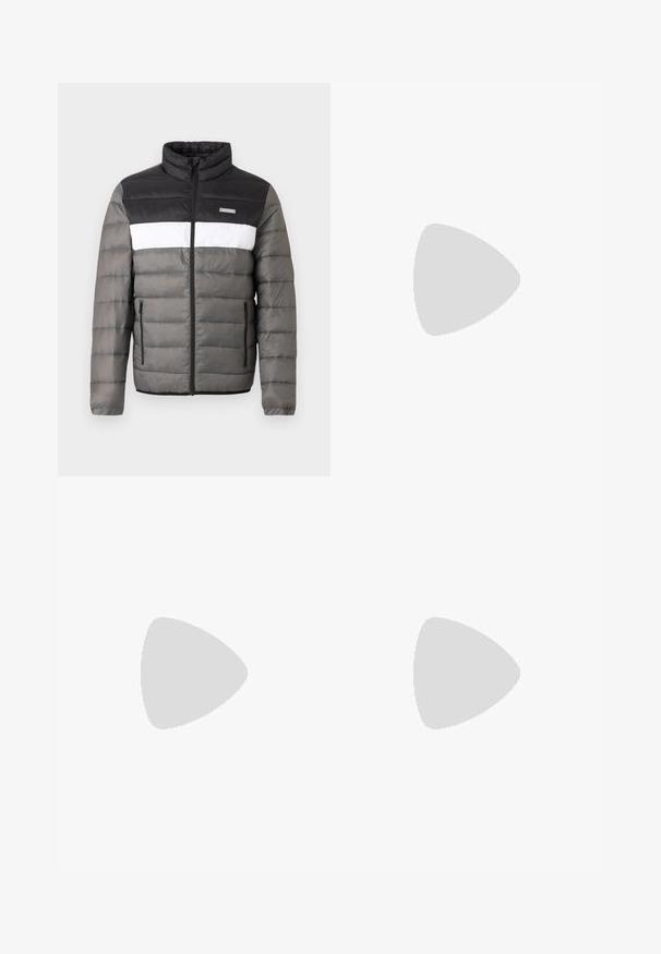 Puhasta jakna v črni, beli in sivi barvi. Ima stoječi ovratnik, sprednji zip in vertikalne žepke. Teksturne sekcije z oblazinjenim vzorcem.; Temno siva bomba majica, kratki rokavi, kroj z okroglim izrezom, z belim besedilom: "20 - 07" in "MIAMI DNEVI IN NOČI" spredaj.; Črne cargo hlače iz trdnega blaga, ki imajo več žepov, gumbasto zapiranje in ozek kroj z zožanimi nogami.; Usnjeni športni čevlji z črno in krem barvno shemo, ki vključujejo perforirane dodatke, podložen ovratnik in strukturirano podplat.