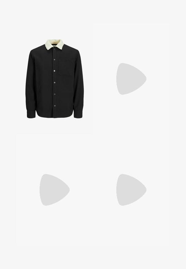 Svart skjortjacka med en mjuk, krämfärgad faux shearling-krage. Har tryckknappsstängning och en bröstficka. Slät tissu-textur.; Kortärmad skjorta med knappstängning i mörkgrått, tillverkad av ett mjukt tyg. Har spread-krage och sex framknappar. Minimalistisk design.; Svarta byxor i slät väv, med rak ben-design, två framfickor och standardmidja med bälteshällor.; Svart läderloafers med en slät yta, med en sydd design och en dekorativ metallkedjeaccent över västen. Platt häldesign.