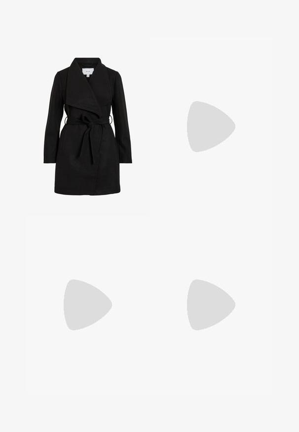Casaco de trench coat preto com um design envolvente, gola oversized, cintura com cinto e dois bolsos laterais. Feito de um tecido texturizado para aquecer e estilo.; Top curto branco com nervuras, apresentando um decote redondo, design sem mangas e um comprimento cropped. Rótulo lê "JJXX." Textura de tecido suave.; Calças largas e pretas com uma cinta elástica, feitas de um tecido suave. Apresentam um design limpo, sem bolsos ou detalhes de costura visíveis.; Sneaker em camurça preta e cinza com um grande logótipo "N" creme, cordões roxos e uma sola de borracha texturizada em cor de goma.
