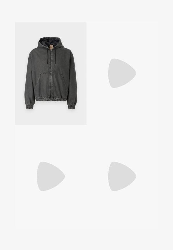 Casaco capuz em denim cinza com fecho de correr, punhos elásticos e faixa na cintura. Apresenta grandes bolsos frontais e um forro interior acolchoado.; Camiseta branca de mangas curtas em algodão com decote arredondado, apresentando uma textura suave e um design simples, sem padrões ou detalhes.; Calças pretas, sob medida, com corte de perna reta, tecido suave, pregas frontais e um único botão de fecho na cintura.; Sapatilha cinza de camurça com uma superfície texturizada, bico redondo e sola de borracha bege; apresenta atacadores planos e um design minimalista.