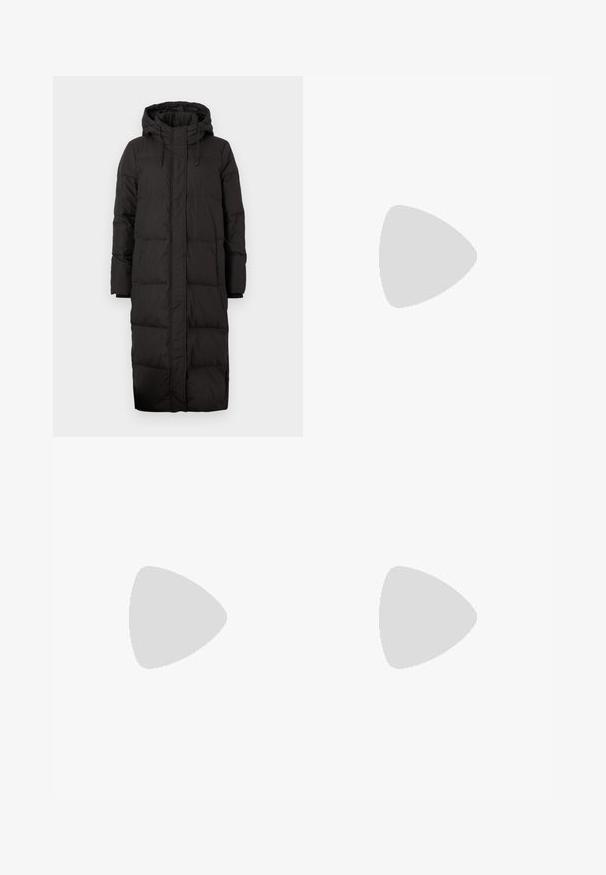 Svart pufferjakke med hette, med lang design, quiltet tekstur, snøringdetaljer og ribbestrikkede ermer.; Hvit langermet høyhalset topp laget av glatt, elastisk stoff. Har høy krage og tettsittende design, uten synlige mønstre eller dekorasjoner.; Klassiske blå denimjeans med rett ben-design, fem lommer og knappelukking. Har en middels vask og solid tekstur.; Copenhagen Studios CPH72 - Joggesko - white