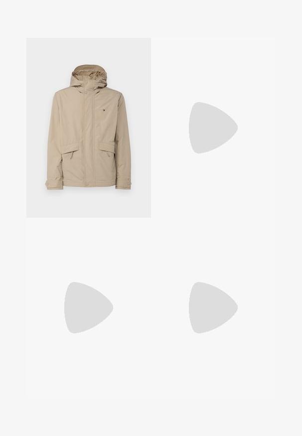 Veste imperméable beige avec capuche, fermeture à pression à l'avant, deux poches latérales et logo de marque sur la poitrine gauche. Texture lisse, design décontracté.; Polo à manches courtes de couleur crème pâle en mélange de coton lisse. Équipé d'un col, d'une patte de boutonnage à trois boutons et d'un logo brodé sur la poitrine.; Chinos beige clair avec une coupe droite. Fabriqués en coton doux, dotés d'une fermeture à bouton à l'avant et de poches latérales.; Baskets en toile bleue avec des lacets blancs et des semelles en caoutchouc, présentées avec un pantalon en denim et des chaussettes côtelées grises, sur une surface gris clair.