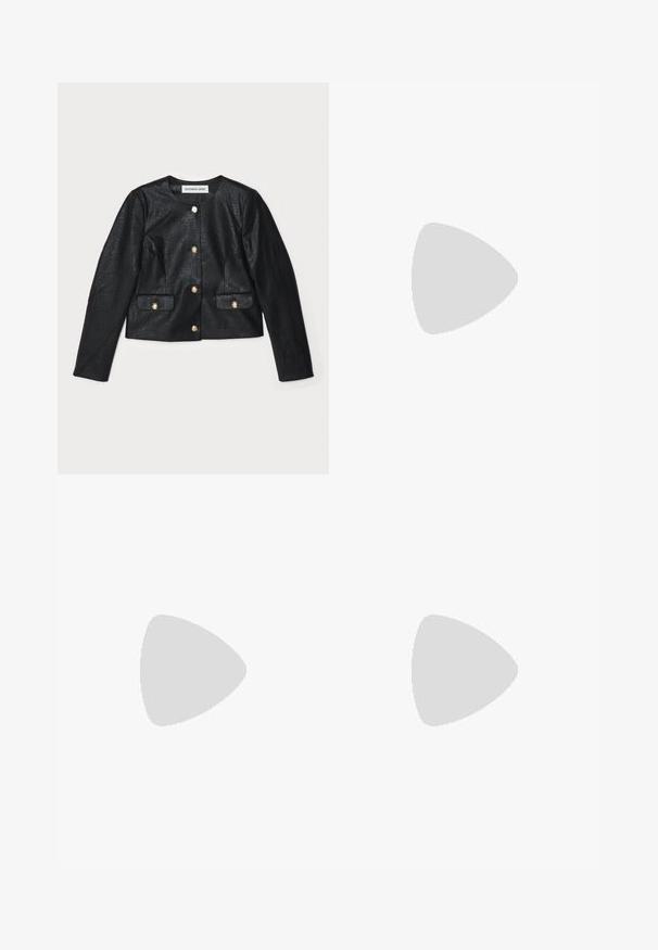 Sort imitation læder cropped jakke med lange ærmer, rund halsudskæring og guldknaplukninger. Har to forlommer med klapper.; Sort kortærmet t-shirt med rund hals og et hvidt mærke indeni kraven, mærket "D.R.C. EST. 2002" på hvid baggrund.; Lys grå skræddersyede bukser med en glat tekstur, plisseret front og lige ben-design. Har bæltestropper og en poleret finish.; Sorte læder balletflade med spids tå og en side rem med et rundt guldaccent. Letvægts med en flad sål.