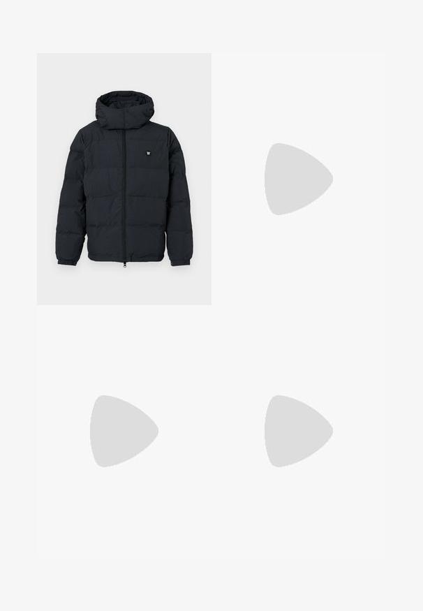 Puffer jacket in dark navy with a grid pattern, featuring a hood, zip closure, elastic cuffs, and a small logo on the chest.; Grey short-sleeve t-shirt made of cotton blend fabric, featuring a round neckline and black “No Problemo” text printed on the front.; Dark gray straight-leg pants with elastic waistband and side pockets, displayed flat against a white background.; Beige sneakers made of suede and mesh, featuring perforated accents, flat laces, and a thick sole. Worn with green corduroy pants.