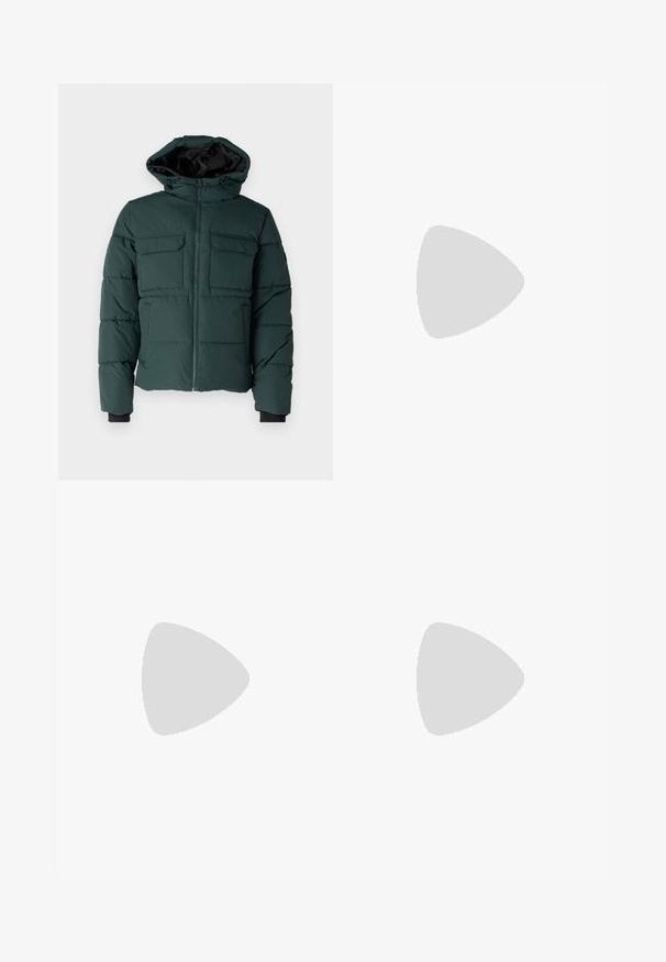 Casaco puffer verde com capuz, fecho na frente e dois bolsos no peito. Apresenta punhos elásticos e um acabamento texturizado. Interior forrado.; T-shirt de algodão verde caqui com mangas curtas, decote arredondado e uma textura suave. Design simples sem padrões ou detalhes visíveis.; Calças verdes de perna larga, feitas de tecido macio, com cintura elástica e riscas laterais amarelas contrastantes com padrão em zig-zag.; Botas de tornozelo em couro preto com bico arredondado, design de atacadores, ilhós cinzentos em contraste e sola de borracha robusta. Textura suave com acentos mínimos.