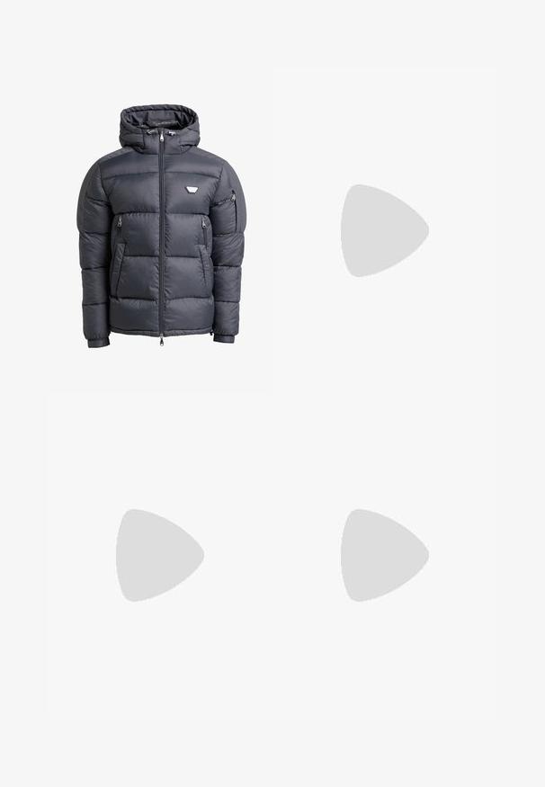 Gepolsterte Kapuzenjacke in Dunkelgrau mit einem Reißverschluss vorne, zwei Reißverschlusstaschen und einem Logo-Detail auf der Brust. Glatte, glänzende Textur.; Weißes Baumwoll-T-Shirt mit einem quadratischen beigen Grafikdesign mit einem strukturierten Muster in der Mitte. Kurze Ärmel und runder Halsausschnitt.; Helle blau gestreifte Hose aus Baumwolle. Gerades Bein-Design, mit einem vorderen Knopfverschluss und Seitentaschen. Weicher Stoff.; Weißer, marineblauer und grauer Sneaker mit einem Materialmix-Design, das ein strukturiertes Obermaterial, flache Schnürsenkel und eine gepolsterte Sohle aufweist.