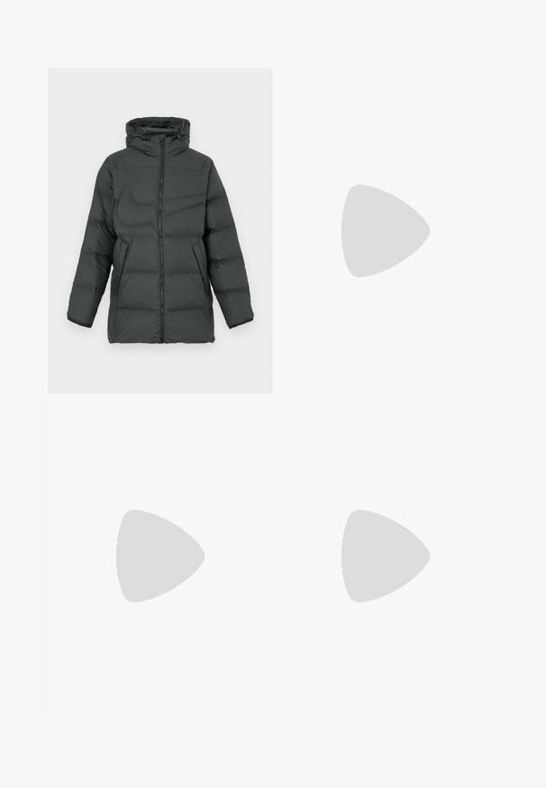 Gewatteerde jas in donkergrijs met een capuchon, voorzien van een ritssluiting aan de voorkant, twee zijzakken en een doorgestikte textuur voor isolatie.; Zwarte langemouwen t-shirt gemaakt van katoen, met een ronde hals en een klein wit logo op de linkerkant van de borst. Eenvoudig ontwerp.; Zwarte sweatpants van fleece, met een elastische tailleband met trekkoorden, twee voorzakken en een klein logo op de dij.; Zwarte sportschoenen met gestructureerde stof en rubberen zolen, met elastische veters en een blauwe accent op de hiel. Draag samen met lichte spijkerbroeken.